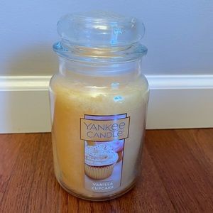 NWOT Vanilla Cupcake Candle by Yankee Candle​